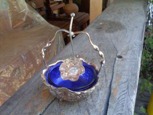 GORGEOUS EMBOSSED (RELIEF) FLORAL DETAIL SILVER PLATED JAM/SUGAR PIECE WITH GLASS BLUE INNER & SPOON