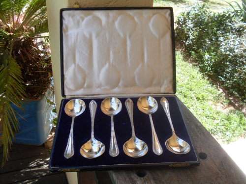 VINTAGE BOXED SET OF WALKER & HALL SHEFFIELD & CAPE TOWN SILVER PLATE SOUP? SPOONS