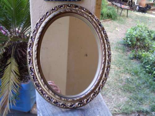 LOVELY GILT ORNATE FRAMED LEAF SCROLL OVAL SHAPED MIRROR (SMALL)