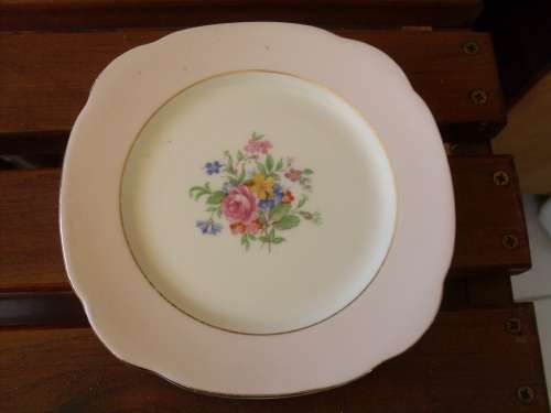 ROYAL VALE ENGLAND PRETTY PINK PLUS ROSE & FLORAL SIDE PLATE