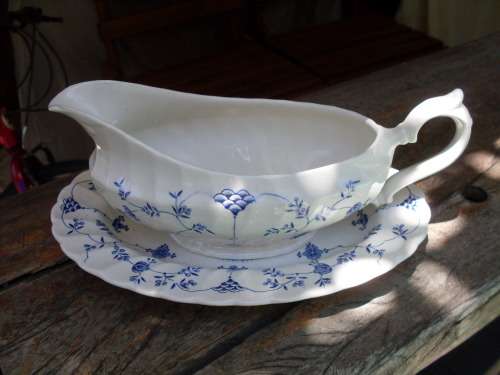 MYOTTS ++ OTHER BLUE & WHITE & POPULAR FINLANDIA DESIGN GRAVY BOAT & SAUCER