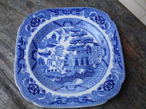 UNMARKED BUT LOVELY WILLOW PATTERN (BLUE & WHITE) SMALL SIDE PLATE