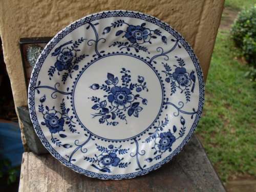 BEAUTIFUL JOHNSON BROTHERS BLUE & WHITE PLATE SUPERBLY DECORATED WITH FLOWERS, BIRDS & GEOMETRIC!!