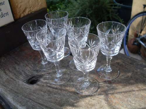 A BEAUTIFUL SET OF 6 CRYSTAL LIQUEUR GLASSES WITH STAR, DIAMOND & CIRCLE CUT