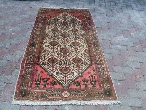VINTAGE PERSIAN HAMADAN CHARACETERISTIC TRIBAL HAND KNOTTED RUG  GEOMETRIC, FLORAL  & URN PATTERN