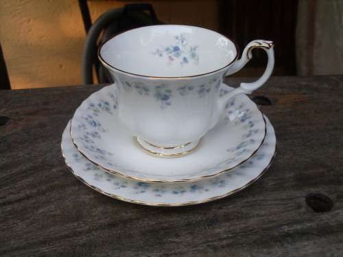 BEAUTIFUL VINTAGE 1970 ROYAL ALBERT "MEMORY LANE" TEA TRIO DELICATE BLUE FLOWERS GILT HIGHLIGHTS