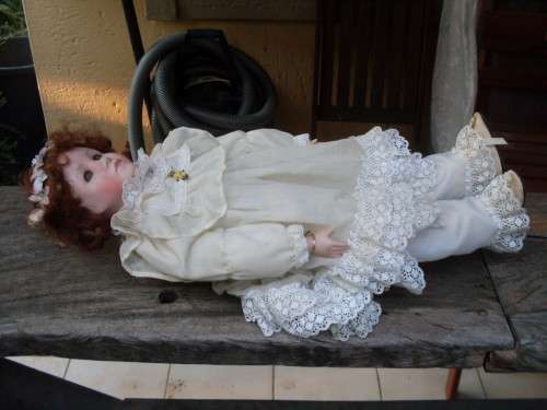 COLLECTABLE VINTAGE CLEARLY MARKED DYNASTY DOLL + IMPRESSED MARK 1989? 47CM PORCELAIN DOLL