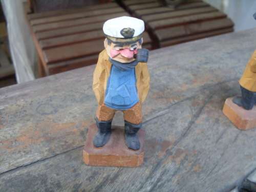 CARVED PAINTED WOODEN ORNAMENT OF A SEA CAPTAIN / FISHERMAN WITH PIPE