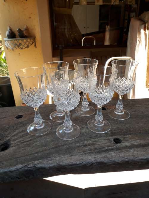 A SET OF SIX CRYSTAL D'ARQUES CRYSTAL WINE GLASSES WITH HOBNAIL LIKE DESIGN