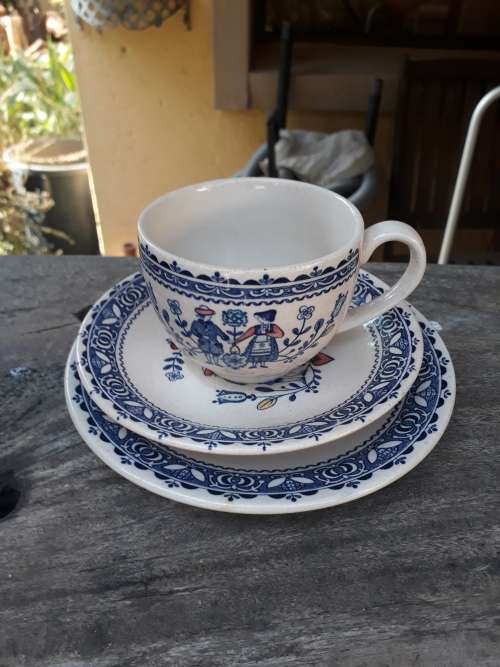 VINTAGE '70'S '80'S JOHNSON BROS GORGEOUS & STUNNING BLUE & WHITE +  "HEARTS & FLOWERS" TEA TRIO NO1