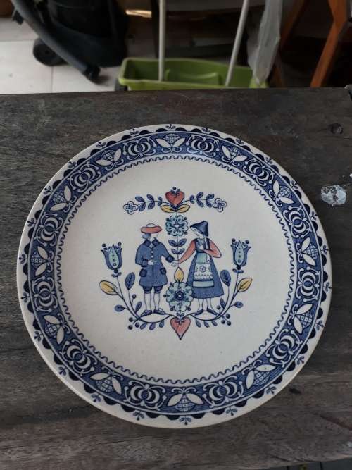 VINTAGE '70'S '80'S JOHNSON BROS GORGEOUS BLUE & WHITE +  "HEARTS & FLOWERS" BIGGER SIDE PLATE