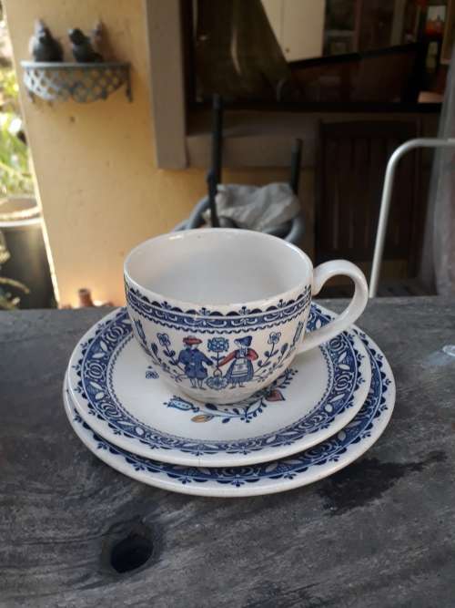 VINTAGE '70'S '80'S JOHNSON BROS GORGEOUS & STUNNING BLUE & WHITE +  "HEARTS & FLOWERS" TEA TRIO 2