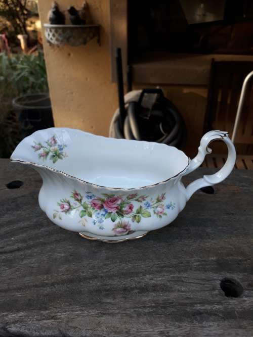 ROYAL ALBERT MOSS ROSE GRAVY BOAT WITH IMPERFECTION