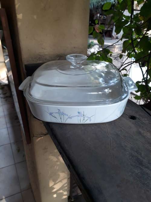 VERY HAPPY TO OFFER THIS UNUSUAL CORNINGWARE LARGE SHALLOW CASSEROLE DISH + LID SHADOW IRIS