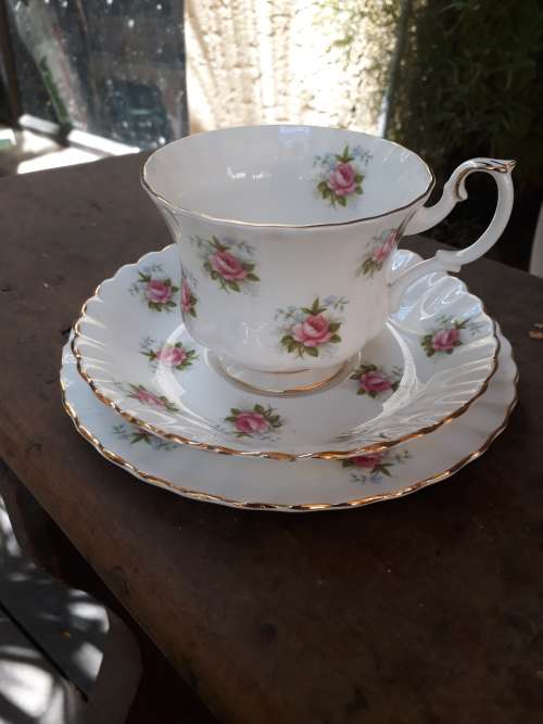 LOVELY ROYAL ALBERT TEA TRIO "FORGET-ME-NOT ROSE"  ROSES, LEAF & GILT TRIM. SUPER!