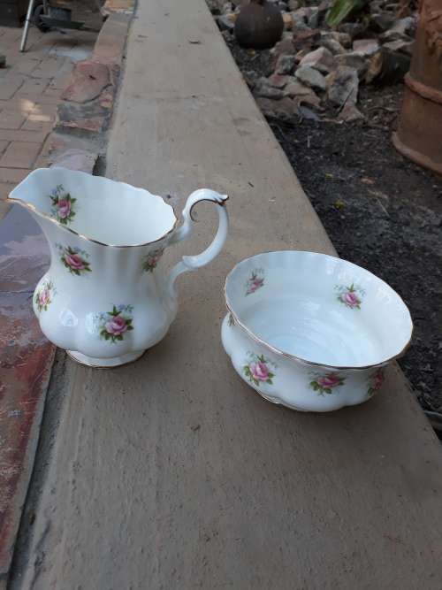 INIMITABLE ROYAL ALBERT "FORGET ME NOT ROSES" MILK JUG AND SUGAR BOWL. ROSES & LEAF WOW!