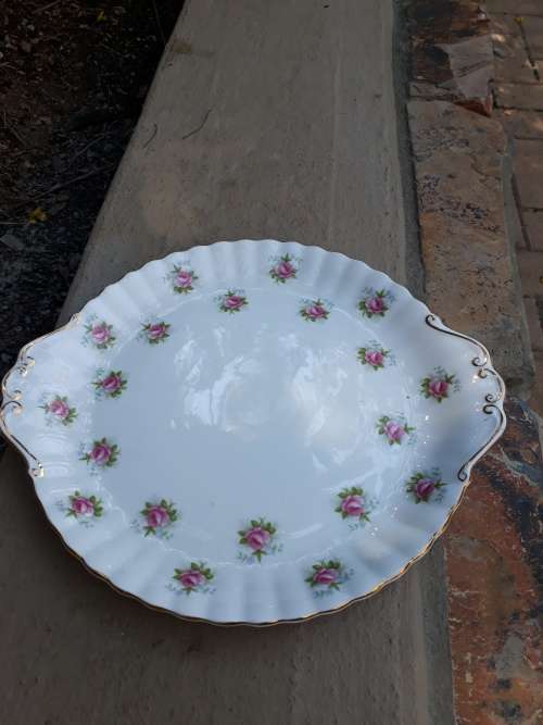 BEAUTIFUL ROYAL ALBERT "FORGET-ME-NOT ROSE" CAKE SERVING PLATE ROSES + LEAF
