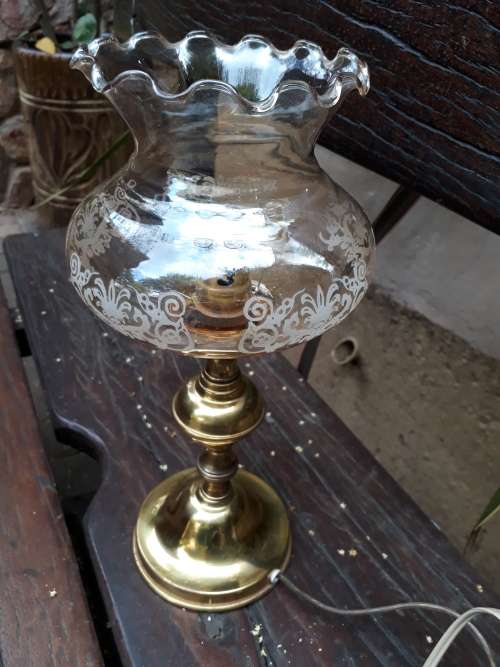 SEEMS VINTAGE BRASS OR BRASS LOOK BASE AND DECORATED SHADE TABLE LAMP, PRETTY