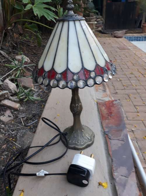 AGE UNKNOWN CONTEMPORARY TIFFANY STYLED STAINED GLASS LAMP SHADE PLUS BASE WOW!