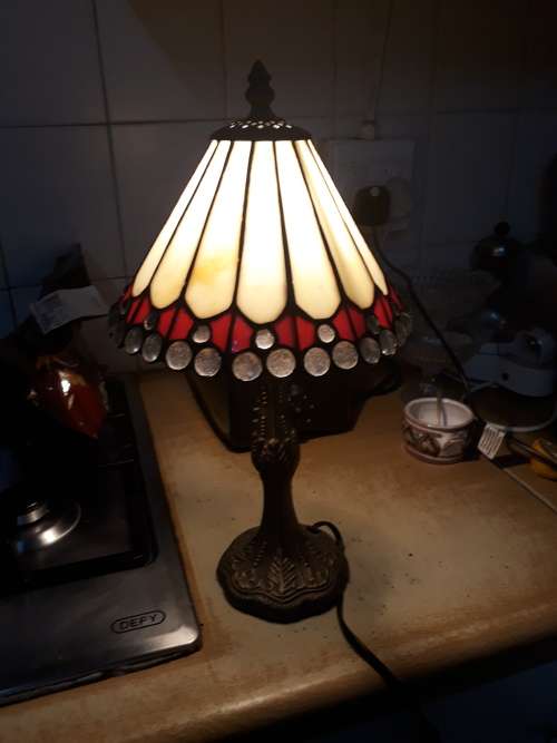 AGE UNKNOWN CONTEMPORARY TIFFANY STYLED STAINED GLASS LAMP SHADE PLUS BASE WOW!