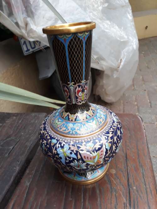 MAGNIFICENT, VERY DETAILED IN VGC ENAMELLED (CLOISONNE) 23.5CM HEIGHT VASE BUTTERLIES FLORAL+++ WOW!