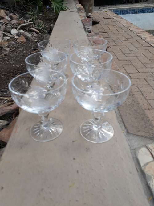 THE WONDERFUL ROSE CUT!!  VINTAGE CRYSTAL CHAMPAGNE STYLE GLASSES X 4 + 2  OR USE AS DESSERT BOWLS!