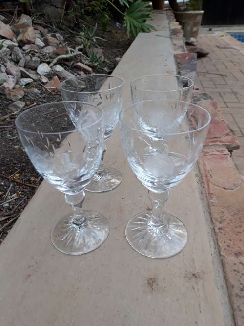 EXCEPTIONAL  SET OF 4 VINTAGE ROSE CUT CRYSTAL WINE GLASSES. WOW!