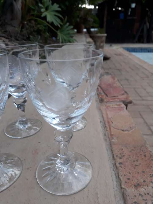 EXCEPTIONAL  SET OF 4 VINTAGE ROSE CUT CRYSTAL WINE GLASSES. WOW!