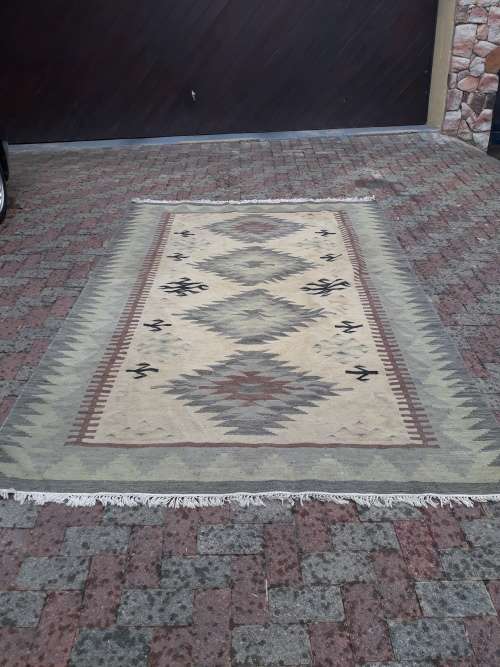LARGE HAND WOVEN ORIENTAL KILIM CARPET WITH SOFTER EARTHY HUES & ATTRACTIVE GEOMETRIC PATTERN GC