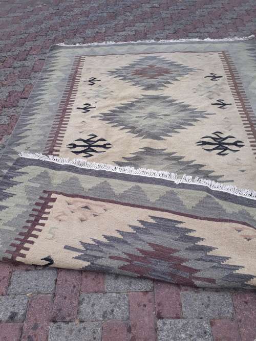 LARGE HAND WOVEN ORIENTAL KILIM CARPET WITH SOFTER EARTHY HUES & ATTRACTIVE GEOMETRIC PATTERN GC