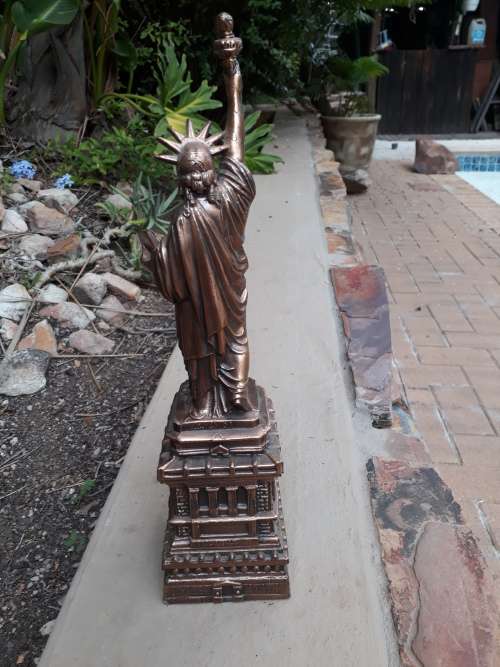 VINTAGE CORNELL CREATIONS USA  STATUE OF LIBERY STATUETTE 36.5CM VERY IMPRESSIVE METAL BRONZE TONE
