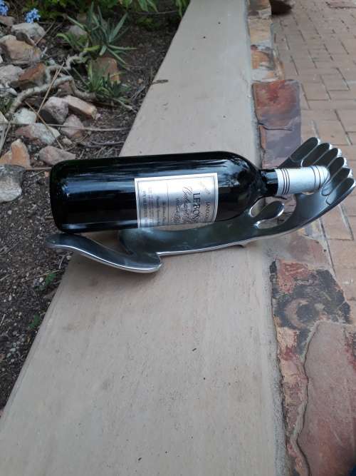 LIKE "CARROL BOYES"KALEIDOSCOPE DESIGNS MAN WITH LARGE HANDS WINE BOTTLE HOLDER. NICE TABLE DECOR!