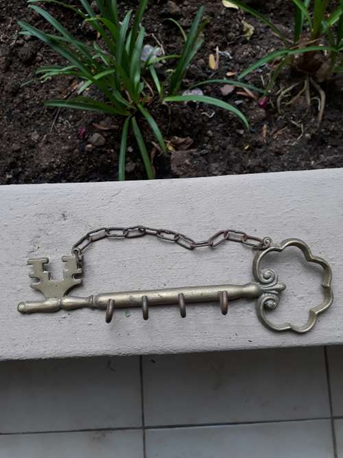 RATHER NICE ORNAMENTAL BRASS KEY,  KEY HOLDER CHAIN HOLDER LENGTH 22CM 4 HOOKS