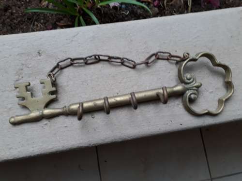 RATHER NICE ORNAMENTAL BRASS KEY,  KEY HOLDER CHAIN HOLDER LENGTH 22CM 4 HOOKS