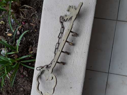 RATHER NICE ORNAMENTAL BRASS KEY,  KEY HOLDER CHAIN HOLDER LENGTH 22CM 4 HOOKS