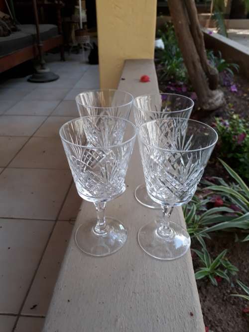 A SET OF FOUR SMALLER SIZE CRYSTAL WINE GLASSES WITH DIAMOND FLASH 1 EXTRA TOSSED IN