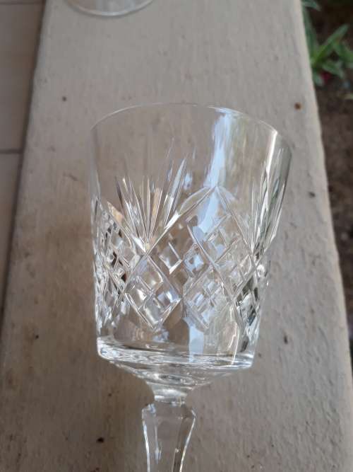 A SET OF FOUR SMALLER SIZE CRYSTAL WINE GLASSES WITH DIAMOND FLASH 1 EXTRA TOSSED IN