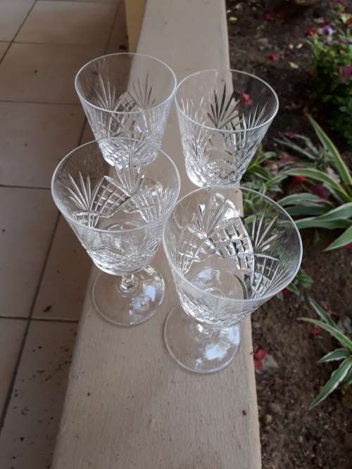 A SET OF FOUR SMALLER SIZE CRYSTAL WINE GLASSES WITH DIAMOND FLASH 1 EXTRA TOSSED IN
