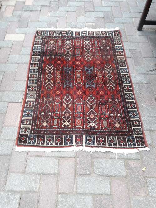 VINTAGE ORIENTAL TURKISH HAND KNOTTED RUG, WITH BROWNS, IVORY & BLUES IN GEOMETRIC PATTERN