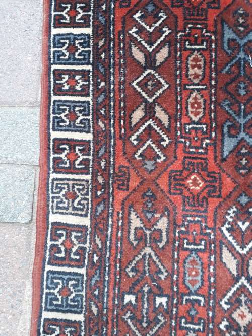 VINTAGE ORIENTAL TURKISH HAND KNOTTED RUG, WITH BROWNS, IVORY & BLUES IN GEOMETRIC PATTERN