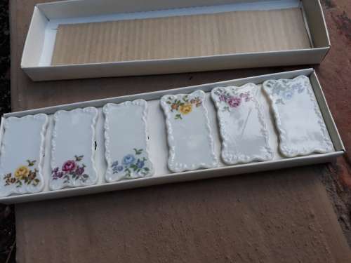 THINK VINTAGE,  A BOXED SET OF SIX VINTAGE ROSE DECORATED PORCELAIN DINNER PARTY NAME IDENTIFYERS