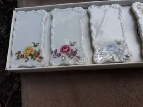 THINK VINTAGE,  A BOXED SET OF SIX VINTAGE ROSE DECORATED PORCELAIN DINNER PARTY NAME IDENTIFYERS