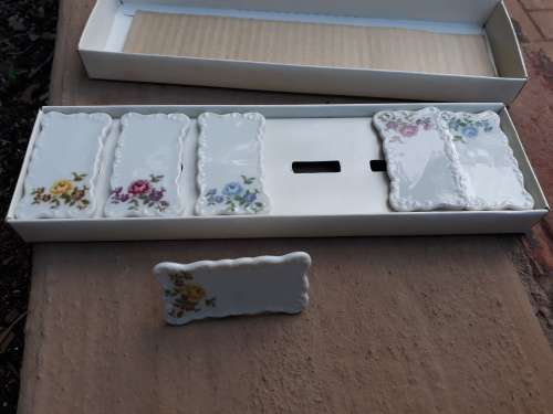 THINK VINTAGE,  A BOXED SET OF SIX VINTAGE ROSE DECORATED PORCELAIN DINNER PARTY NAME IDENTIFYERS