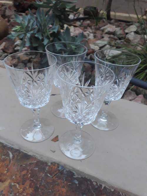 SET OF FOUR CRYSTAL DIAMOND STAR FLASH CRYSTAL WINE GLASSES