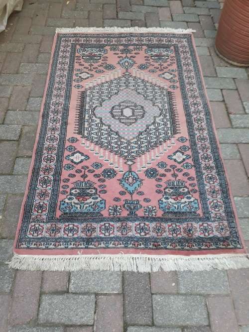 IN THE PINK ET AL, ON OFFER ORIENTAL HAND MADE PERSIAN STYLE KARATCHI RUG. GEOMETRIC FLORAL ETC!!