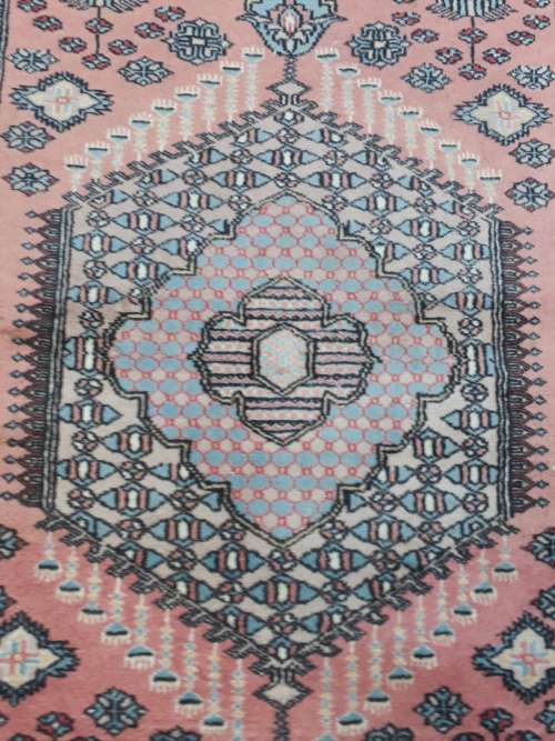 IN THE PINK ET AL, ON OFFER ORIENTAL HAND MADE PERSIAN STYLE KARATCHI RUG. GEOMETRIC FLORAL ETC!!