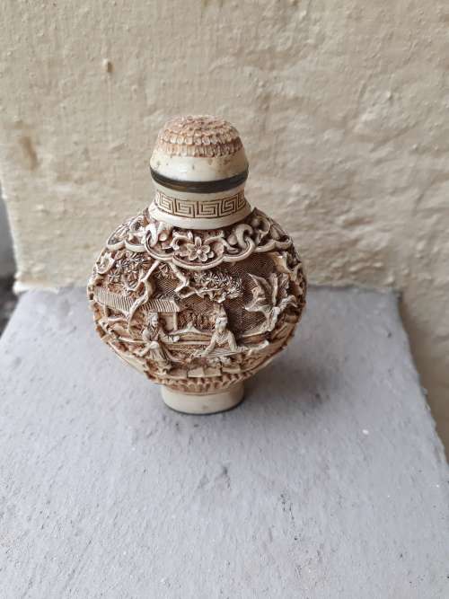 CLEARLY SIGNED VINTAGE CINNABAR LIKE (CREAM) VERY DETAILED ORIENTAL SCENES SNUFF BOTTLE