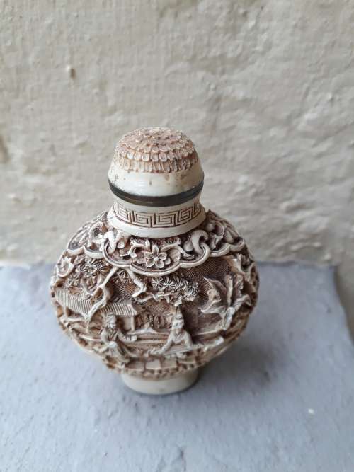 CLEARLY SIGNED VINTAGE CINNABAR LIKE (CREAM) VERY DETAILED ORIENTAL SCENES SNUFF BOTTLE