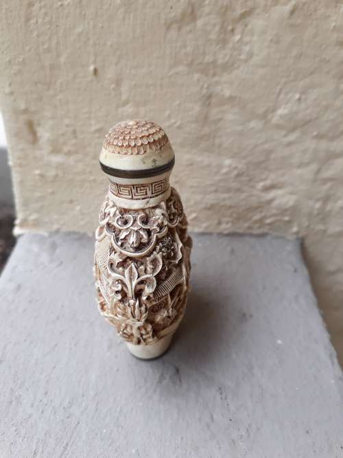 CLEARLY SIGNED VINTAGE CINNABAR LIKE (CREAM) VERY DETAILED ORIENTAL SCENES SNUFF BOTTLE