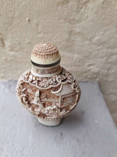 CLEARLY SIGNED VINTAGE CINNABAR LIKE (CREAM) VERY DETAILED ORIENTAL SCENES SNUFF BOTTLE